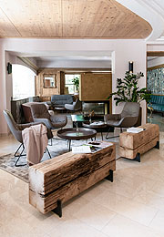 Stilvolle Lobby im Zillertalerhof Alpine Hideaway in Mayrhofen (©Foto: Ute Niedermayr ZILLERTALERHOF Alpine Hideaway)